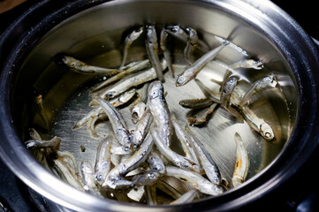 煮干しで出汁を取る