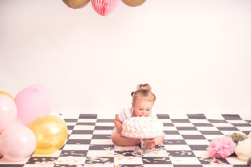 Cake smash Torte essen erster Geburtstag Mädchen mit Ballon und Lampions freudig süß vintage -...