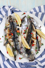 sardinha grelhada com pimenta e limão.