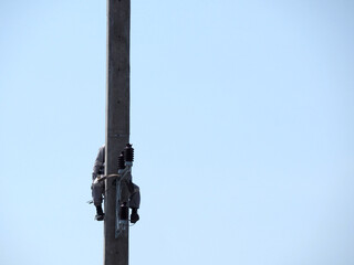 Fototapeta premium Man Working on the Working at height on construction site with blue sky