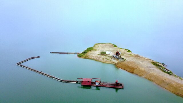 Baggerschiff, Schwimmbagger auf einem Baggersee, Baggerloch, Kiesgrube aus der Vogelperspektive