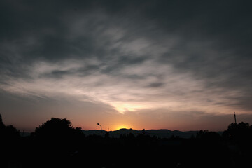 amanecer con cielo brumoso