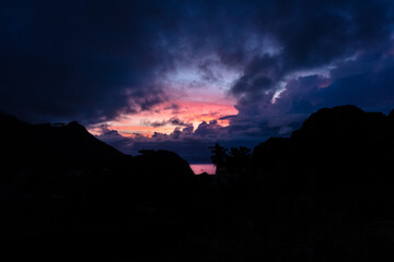 coucher de soleil noir et rose à Moorea