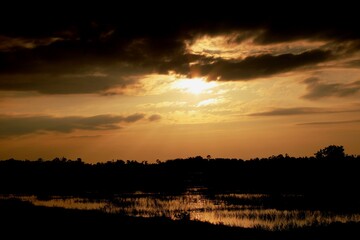 Fototapeta premium SYMBOL OF GOD THROUGH THE SUNSET