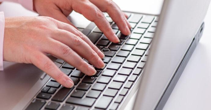 Homeoffice Arbeit in einem Wohnzimmer am Laptop