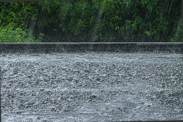 Heavy rain on a black flat roof © Luise123