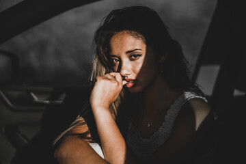 Chica joven feliz moda fashion coche interior