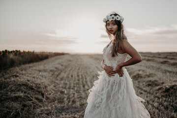 Chica joven naturaleza trigo traje blanco novia boda fantasia comunion