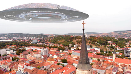 Buitenaardse ufo-vliegende schotels over grote stad in Europa, luchtrode dakenstad in Europa met groot kerkkruis