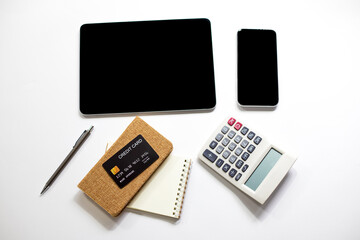 Laptop, smartphone, credit card, placed on the desk Is the way to increase efficiency, develop the organization of work to have modern progress
