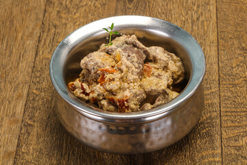 Chicken liver with cream and dry tomatoes