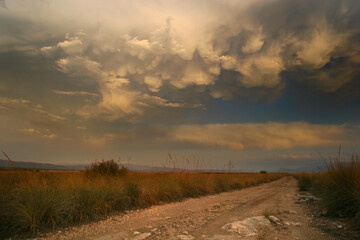 Nubes mammatus en la fase agónica de un cumulonimbo maduro, tras una tormenta de verano. Cieza-Murcia-España