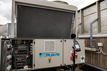 Medición del nivel de impacto de unidades de climatización en cubierta con sonometro de medida