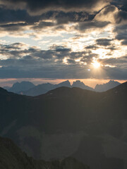 Die Sonne geht &uuml;ber dem Ges&auml;use auf