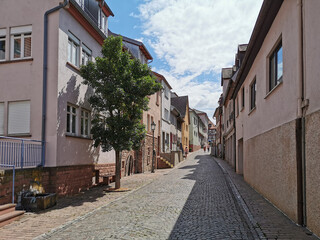 Straße in der Altstadt von Marktheidenfeld am Main in Bayern