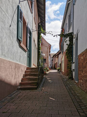 Gepflasterte Straße in der Altstadt von Marktheidenfeld am Main in Bayern