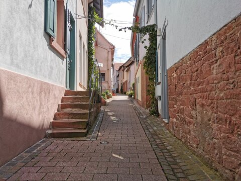 Menschenleere Straße in der Altstadt von Marktheidenfeld mit Treppenaufgang am Haus am Main in Bayern