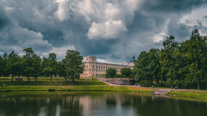 Fototapeta na wymiar Beautiful panoramic landscape of the Park with a pond and a Great Gatchina Palace. Russia