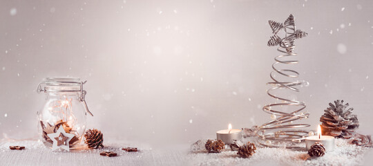 Weihnachten, Weihnachtlicher Banner - silber, hell, weiß mit Tannenbaum aus silbernen Draht mit...