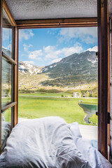 Bettwäsche zum auslüften vor dem Fenster, Hotel auf dem Simplon, Kanton Wallis, Schweiz