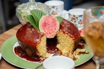 Bolo com cobertura de goiabada e goiaba no topo.