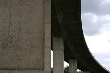 Beton Pfeiler einer Brücke für Fahrzeuge