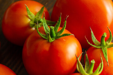 Uma porção de tomates maduros.