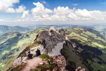 Fototapeta na wymiar Mann und Frau beim Picknick auf dem Gipfel, Panorama, Aussicht vom grossen Mythen Richtung Nord-Osten, Kanton Schwyz, Schweiz 