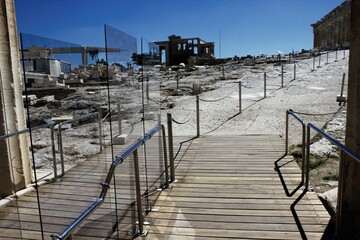 Obraz premium Greece, Athens, June 18 2020 - The archaeological site of the Acropolis, plexiglass separators at the entrance of Propylaea.