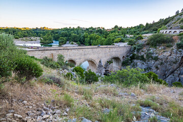 Naklejka premium Vue du Pont du Diable depuis les hauteurs des gorges de l'Hérault (Occitanie, France)