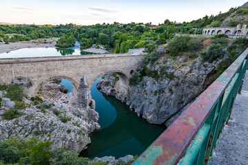 Fototapeta premium Vue du Pont du Diable depuis le pont moderne qui le surplombe (Occitanie, France)