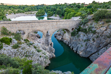 Fototapeta na wymiar Vue du Pont du Diable depuis le pont moderne qui le surplombe (Occitanie, France)