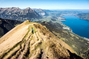 Wandern auf dem Grat vom Morgenberghorn Richtung Aeschi, Spiez, im Hintergrund der Niesen und der...