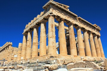 Obraz premium Grecja, Ateny, 18 czerwca 2020 r. - Widok świątyni Partenonu na stanowisku archeologicznym na Akropolu.