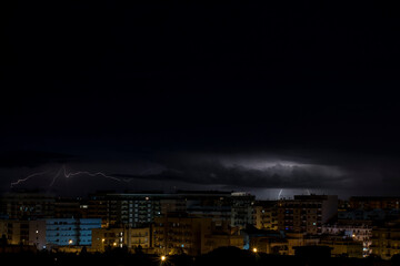 panorama di notte con fulmini
