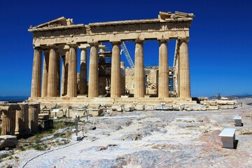 Obraz premium Greece, Athens, June 18 2020 - View of the archaeological site of the Acropolis with Parthenon temple in the background.