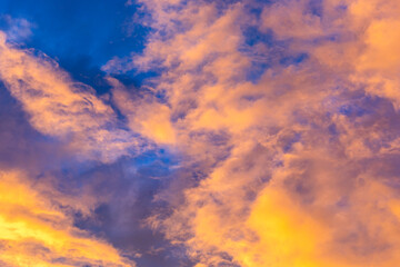 Schöner Wolkenhimmel am Abend, Naturschauspiel