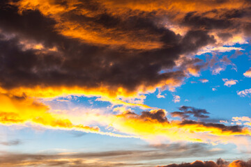 Schöner Wolkenhimmel am Abend, Naturschauspiel