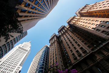 Arquitetura no centro de São Paulo. Fotografia em grande angular entre o edifício Martinelli e o...