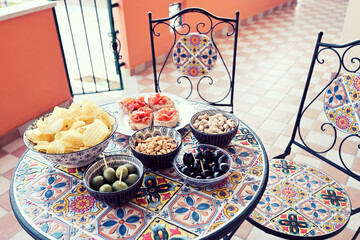 aperitif with bread, chips and drink