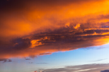 Schöner Wolkenhimmel am Abend, Naturschauspiel
