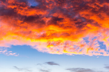 Schöner Wolkenhimmel am Abend, Naturschauspiel