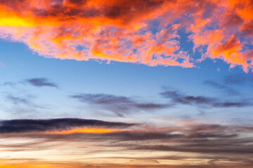 Schöner Wolkenhimmel am Abend, Naturschauspiel