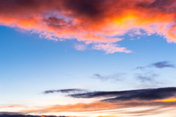 Fototapeta na wymiar Schöner Wolkenhimmel am Abend, Naturschauspiel