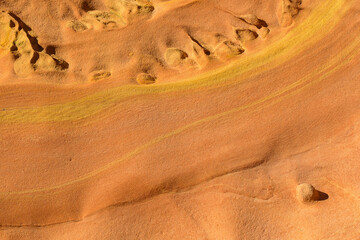 Formas y colores tras la erosión producida por viento y agua en la roca arenisca