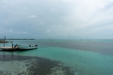 Obraz premium motor boat in ocean at dock