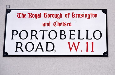 Straßenschild "Portobello Road" an der Fassade eines Gebäudes