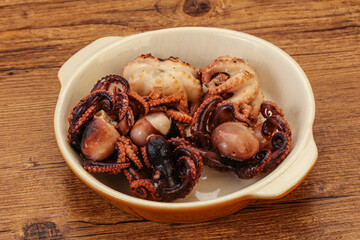Grilled octopus in the bowl
