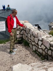 Mann auf dem Dachstein Berg Gipfel bei Hallstadt in Österreich