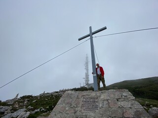Mann auf einem Berggipfel bei Hallstadt in Österreich